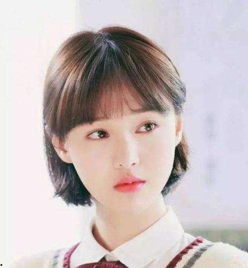 吃瓜短发女网红和中年大叔