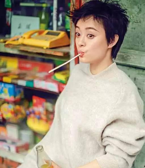 吃瓜短发女网红和中年大叔