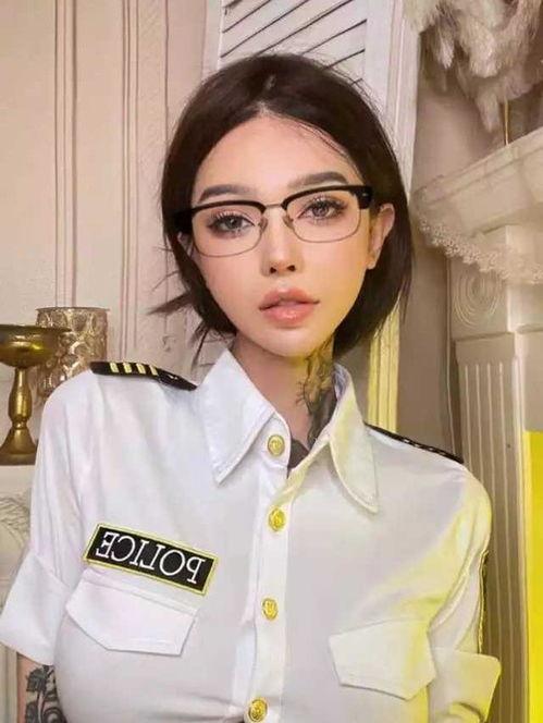 网红吃瓜纹身美女是谁,揭秘网络红人的神秘面纱