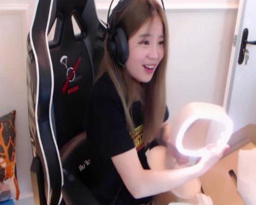 网红吃瓜爆料蛇姐,蛇姐背后的惊人真相，吃瓜群众纷纷热议！