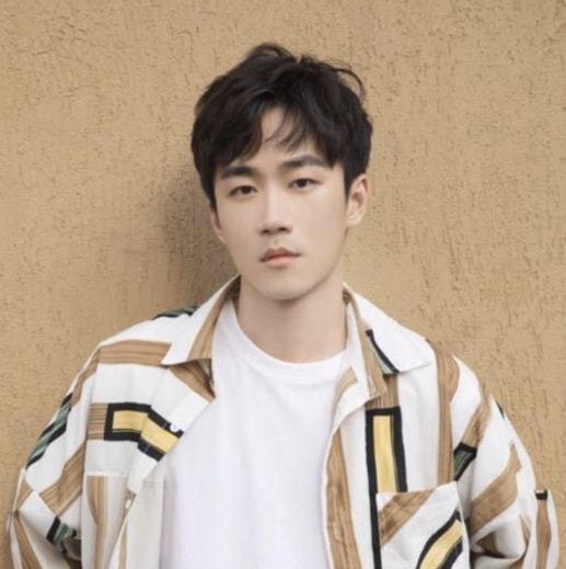 网红在李明德直播间吃瓜,瓜分欢乐，共度美食时光