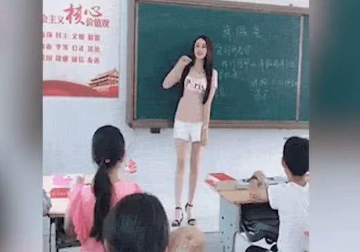 女网红电梯吃瓜